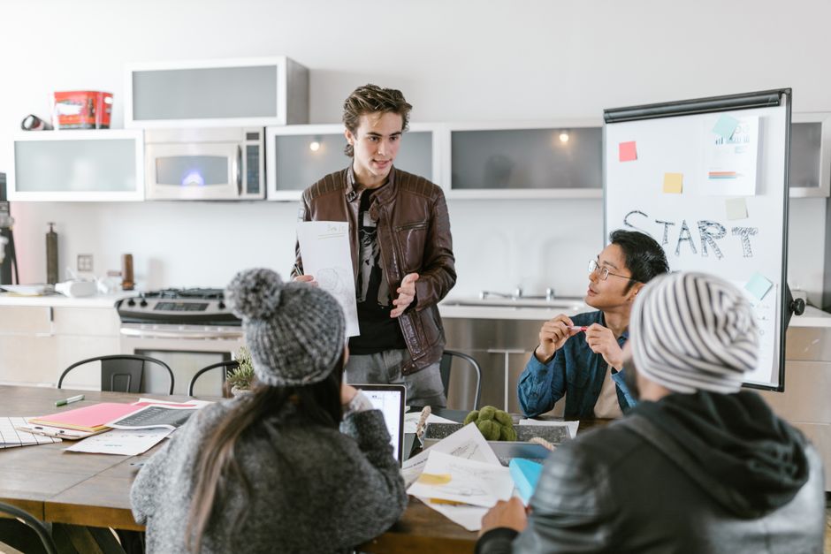Team arbeitet mit agilen Methoden an Whiteboard