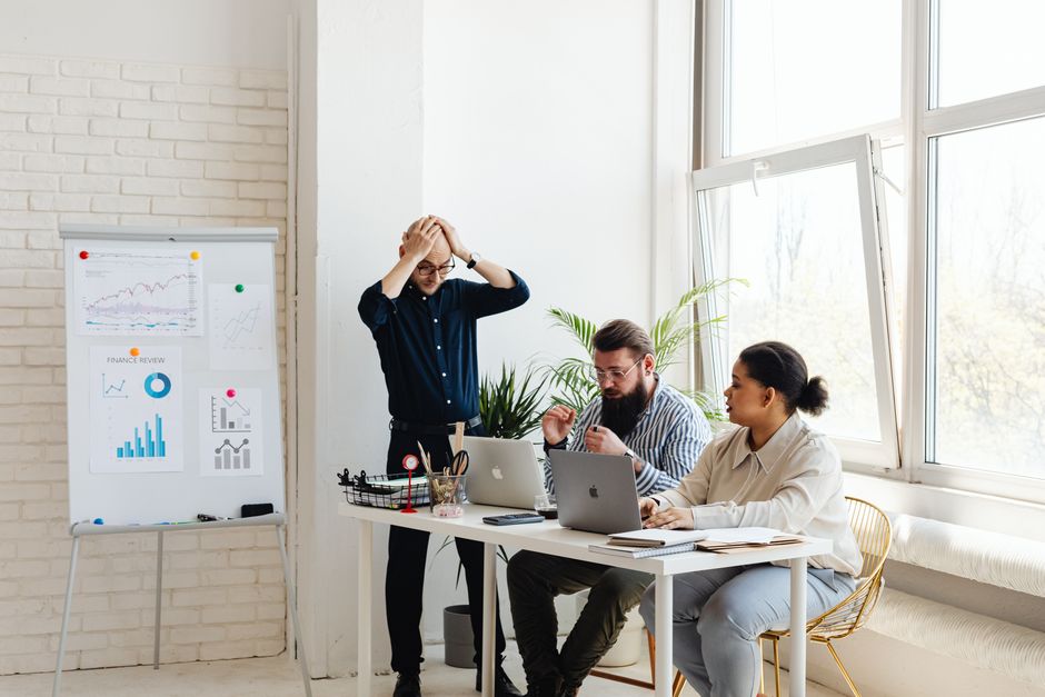 Mitarbeiter besprechen Digitalisierungsstrategie im Büro