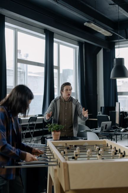 Moderner Coworking-Space in Wien mit jungen Unternehmern und digitalen Arbeitsmitteln